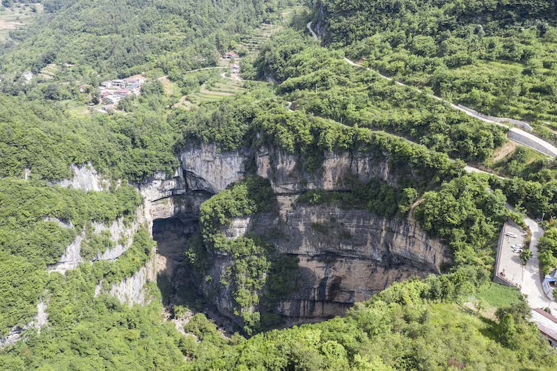 俯瞰地洞河天坑.jpg